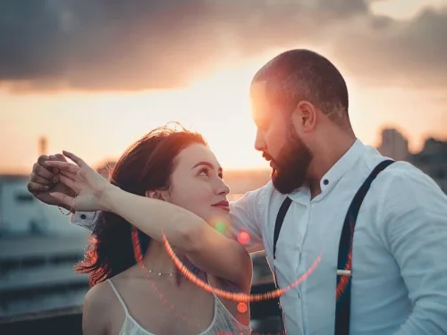 İlişkilerde Kova Kadını: Özgürlük ve Bağlılık Dengesi