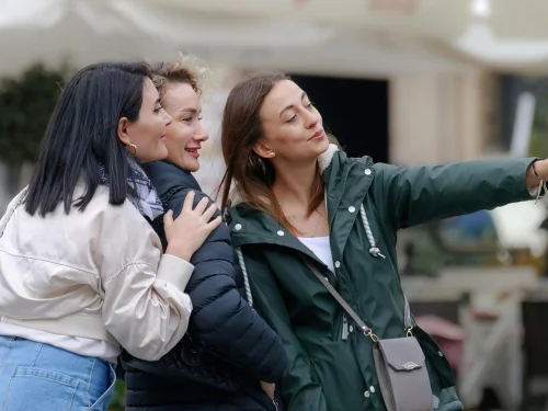 Kova Burcunun Dostluklarında En İyi Anlaştığı Burçlar