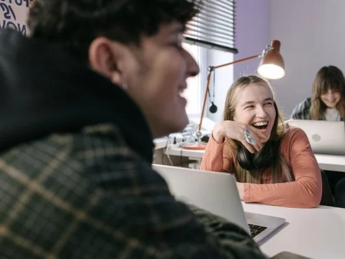 Kova Burcunun İletişim ve İlişkide Zorlandığı Burçlar