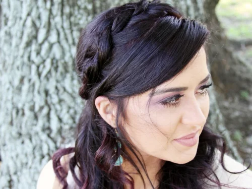 Kova Kadını: Hangi Burçlarla Uyumlu?